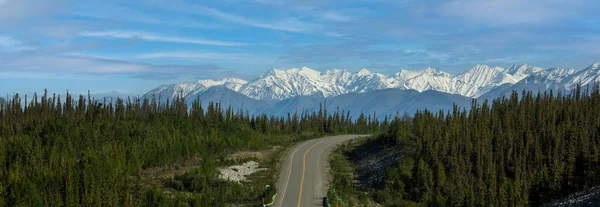 Dalton Karayolu James Dalton Otoyolu 414 millik çakıl yolu. Good 'tan Elliott' a, Kuzey Kutbu tundrasından Alaska 'ya kadar uzanıyor. Burada 360 mil uzunluğunda bir rota inşa edildi..