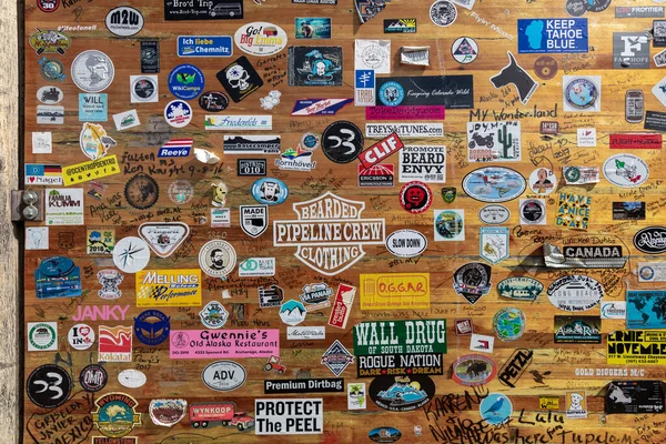 Dalton Karayolu James Dalton Otoyolu 414 millik çakıl yolu. Good 'tan Elliott' a, Kuzey Kutbu tundrasından Alaska 'ya kadar uzanıyor. Burada 360 mil uzunluğunda bir rota inşa edildi.