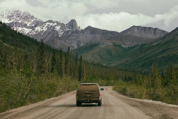 Dalton Karayolu James Dalton Otoyolu 414 millik çakıl yolu. Good 'tan Elliott' a, Kuzey Kutbu tundrasından Alaska 'ya kadar uzanıyor. Burada 360 mil uzunluğunda bir rota inşa edildi.