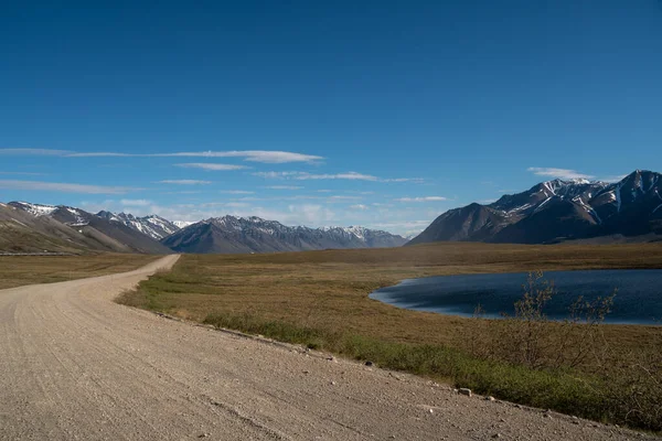 Dalton Karayolu James Dalton Otoyolu 414 millik çakıl yolu. Good 'tan Elliott' a, Kuzey Kutbu tundrasından Alaska 'ya kadar uzanıyor. Burada 360 mil uzunluğunda bir rota inşa edildi.