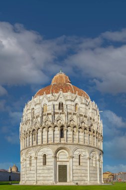 Pisa Vaftizhanesi (Battistero di San Giovanni di Pisa), Pisa, Toskana, İtalya. Pisa Baptistery, Duomo di Pisa yakınlarındaki Piazza dei Miracoli 'deki kronolojik sırayla ikinci bina oldu..