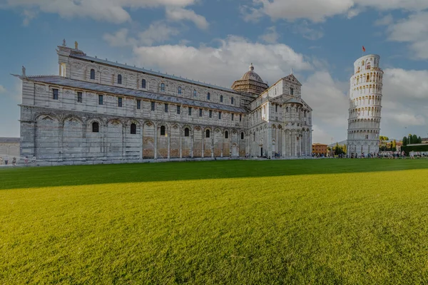 Pisa Katedrali, İtalya 'nın Pisa kentinde bulunan Piazza dei Miracoli' de Meryem Ana 'nın Varsayımına adanmış bir ortaçağ Katolik katedralidir.. 