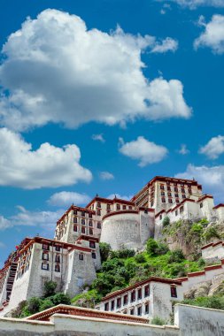 Potala Sarayı dünyanın en yüksek binasıdır, saraylar, kaleler ve manastırları birleştirir. Aynı zamanda Tibet 'teki en büyük ve eksiksiz antik saray ve kale kompleksi..