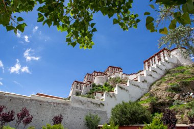 Potala Sarayı dünyanın en yüksek binasıdır, saraylar, kaleler ve manastırları birleştirir. Aynı zamanda Tibet 'teki en büyük ve eksiksiz antik saray ve kale kompleksi..