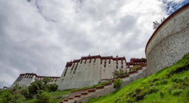 Potala Sarayı dünyanın en yüksek binasıdır, saraylar, kaleler ve manastırları birleştirir. Aynı zamanda Tibet 'teki en büyük ve eksiksiz antik saray ve kale kompleksi..