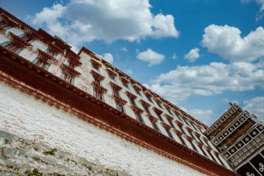 Potala Sarayı dünyanın en yüksek binasıdır, saraylar, kaleler ve manastırları birleştirir. Aynı zamanda Tibet 'teki en büyük ve eksiksiz antik saray ve kale kompleksi..