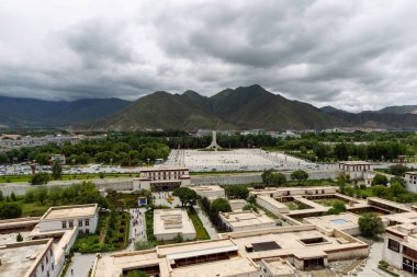 Potala Sarayı dünyanın en yüksek binasıdır, saraylar, kaleler ve manastırları birleştirir. Aynı zamanda Tibet 'teki en büyük ve eksiksiz antik saray ve kale kompleksi..