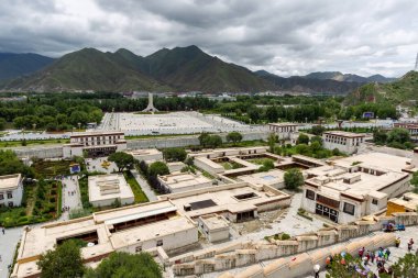 Potala Sarayı dünyanın en yüksek binasıdır, saraylar, kaleler ve manastırları birleştirir. Aynı zamanda Tibet 'teki en büyük ve eksiksiz antik saray ve kale kompleksi..