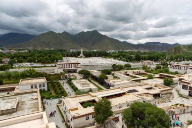 Potala Sarayı dünyanın en yüksek binasıdır, saraylar, kaleler ve manastırları birleştirir. Aynı zamanda Tibet 'teki en büyük ve eksiksiz antik saray ve kale kompleksi..