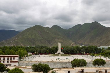 Potala Sarayı dünyanın en yüksek binasıdır, saraylar, kaleler ve manastırları birleştirir. Aynı zamanda Tibet 'teki en büyük ve eksiksiz antik saray ve kale kompleksi..