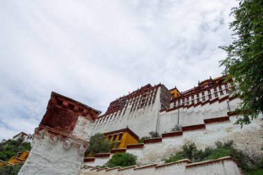 Potala Sarayı dünyanın en yüksek binasıdır, saraylar, kaleler ve manastırları birleştirir. Aynı zamanda Tibet 'teki en büyük ve eksiksiz antik saray ve kale kompleksi..