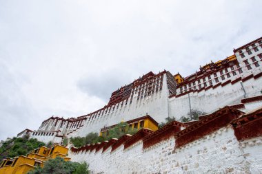 Potala Sarayı dünyanın en yüksek binasıdır, saraylar, kaleler ve manastırları birleştirir. Aynı zamanda Tibet 'teki en büyük ve eksiksiz antik saray ve kale kompleksi..