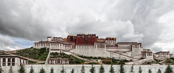 Potala Sarayı dünyanın en yüksek binasıdır, saraylar, kaleler ve manastırları birleştirir. Aynı zamanda Tibet 'teki en büyük ve eksiksiz antik saray ve kale kompleksi..