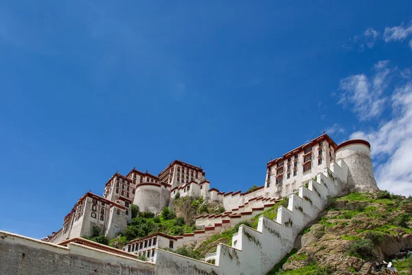 Potala Sarayı dünyanın en yüksek binasıdır, saraylar, kaleler ve manastırları birleştirir. Aynı zamanda Tibet 'teki en büyük ve eksiksiz antik saray ve kale kompleksi..