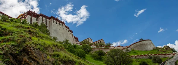 Potala Sarayı dünyanın en yüksek binasıdır, saraylar, kaleler ve manastırları birleştirir. Aynı zamanda Tibet 'teki en büyük ve eksiksiz antik saray ve kale kompleksi..
