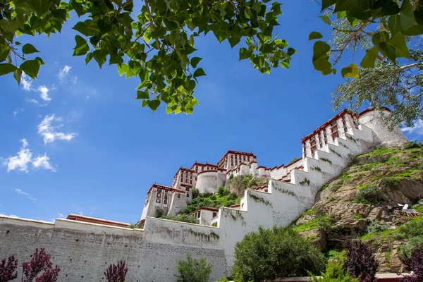 Potala Sarayı dünyanın en yüksek binasıdır, saraylar, kaleler ve manastırları birleştirir. Aynı zamanda Tibet 'teki en büyük ve eksiksiz antik saray ve kale kompleksi..