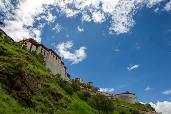 Potala Sarayı dünyanın en yüksek binasıdır, saraylar, kaleler ve manastırları birleştirir. Aynı zamanda Tibet 'teki en büyük ve eksiksiz antik saray ve kale kompleksi..