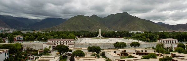 Potala Sarayı dünyanın en yüksek binasıdır, saraylar, kaleler ve manastırları birleştirir. Aynı zamanda Tibet 'teki en büyük ve eksiksiz antik saray ve kale kompleksi..