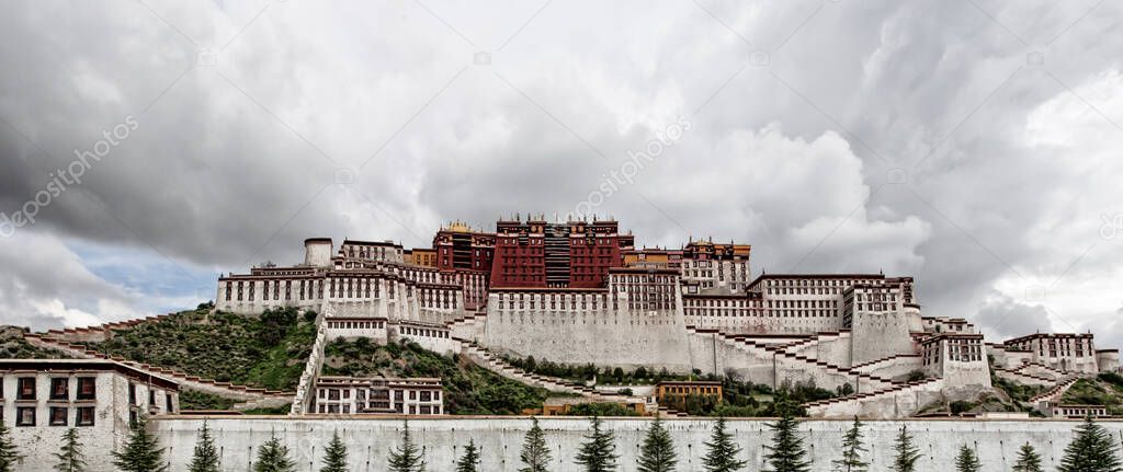 Potala Palace is the highest building in the world, integrating palaces, castles and monasteries. It is also the largest and most complete ancient Palace and castle complex in Tibet.