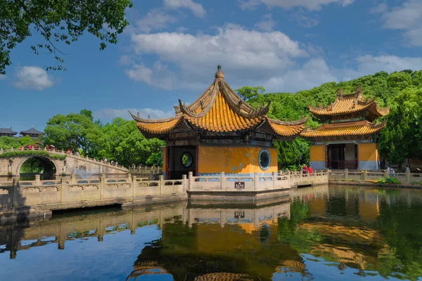 Putuo Dağı, Çin 'in Zhejiang Eyaleti' nin Zhoushan ilinin Putuo ilçesine bağlı bir dağdır.