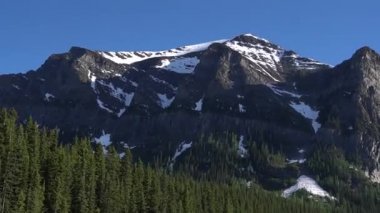 Banff Ulusal Parkı, Kanada 'nın ilk ulusal parkı, 1885 yılında kuruldu ve Kuzey Amerika kıtasının en yüksek dağları arasında yer alan bir dizi buzullar, buzullar, buz tabakaları, buzullar ve alp otlakları yer alıyor..