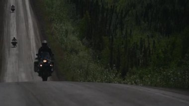 James Dalton Karayolu, çakıllı yolda 414 mil. Goode 'dan Elliott' a, Kuzey Kutbu tundrasından Alaska 'ya kadar uzanıyor. Burada 360 mil uzunluğunda bir rota inşa edildi..