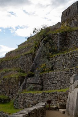 Machu Picchu 'nun Peru' daki panoramik manzarası harabe. Arkasında yeşil bitki örtüsüyle dolu büyük ve güzel dağları takdir edebiliriz. Arkeolojik alan, Unesco Dünya Mirası