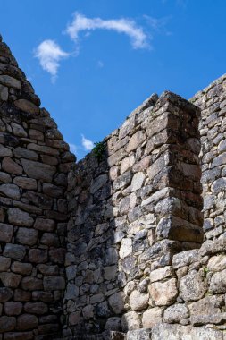 Machu Picchu 'nun Peru' daki panoramik manzarası harabe. Arkasında yeşil bitki örtüsüyle dolu büyük ve güzel dağları takdir edebiliriz. Arkeolojik alan, Unesco Dünya Mirası