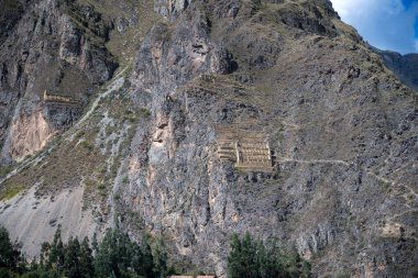 Machu Picchu 'nun Peru' daki panoramik manzarası harabe. Arkasında yeşil bitki örtüsüyle dolu büyük ve güzel dağları takdir edebiliriz. Arkeolojik alan, Unesco Dünya Mirası