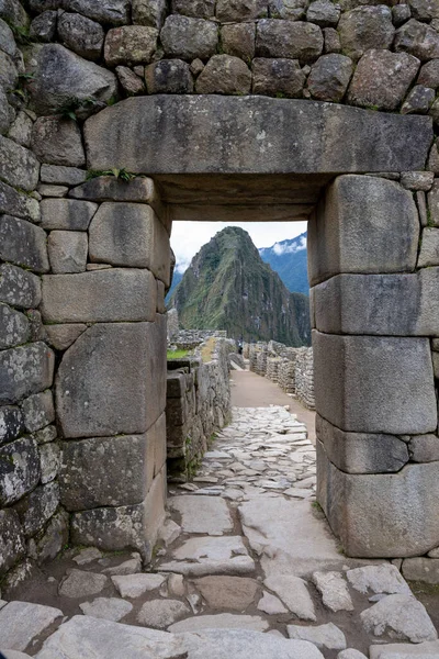 Machu Picchu 'nun Peru' daki panoramik manzarası harabe. Arkasında yeşil bitki örtüsüyle dolu büyük ve güzel dağları takdir edebiliriz. Arkeolojik alan, Unesco Dünya Mirası