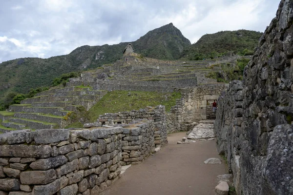 Machu Picchu 'nun Peru' daki panoramik manzarası harabe. Arkasında yeşil bitki örtüsüyle dolu büyük ve güzel dağları takdir edebiliriz. Arkeolojik alan, Unesco Dünya Mirası