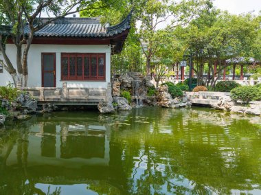 Küçük köprüsü ve suyu olan Çin klasik avlusu.