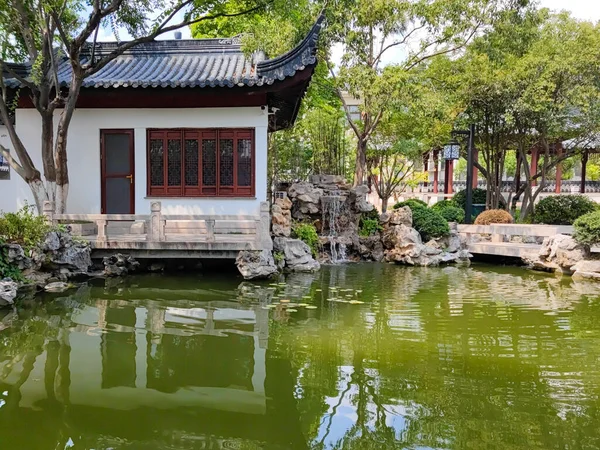 Küçük köprüsü ve suyu olan Çin klasik avlusu.