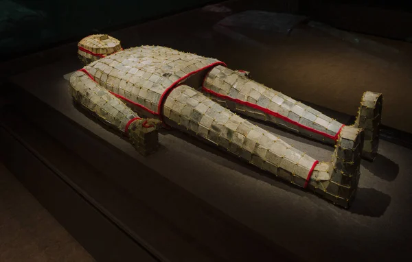 Yeşim süit gümüş ile tehdit edildi, eski bir tür Çin yeşim giysisi, antik imparatorlar ve soylular tarafından giyilmişti onların ölümünden sonra.