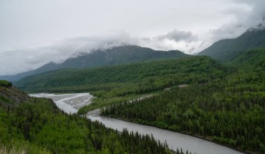 Banff Ulusal Parkı, Kanada 'nın ilk ulusal parkı, 1885 yılında kuruldu ve Kuzey Amerika kıtasının en yüksek dağları arasında yer alan bir dizi buzullar, buzullar, buz tabakaları, buzullar ve alp otlakları yer alıyor..