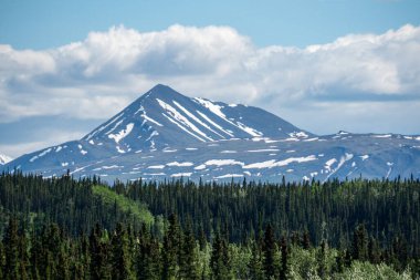 Banff Ulusal Parkı, Kanada 'nın ilk ulusal parkı, 1885 yılında kuruldu ve Kuzey Amerika kıtasının en yüksek dağları arasında yer alan bir dizi buzullar, buzullar, buz tabakaları, buzullar ve alp otlakları yer alıyor..