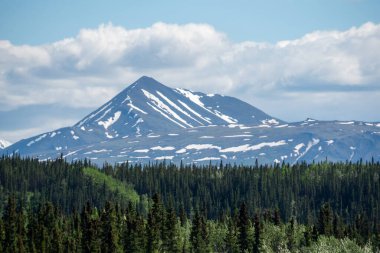 Banff Ulusal Parkı, Kanada 'nın ilk ulusal parkı, 1885 yılında kuruldu ve Kuzey Amerika kıtasının en yüksek dağları arasında yer alan bir dizi buzullar, buzullar, buz tabakaları, buzullar ve alp otlakları yer alıyor..