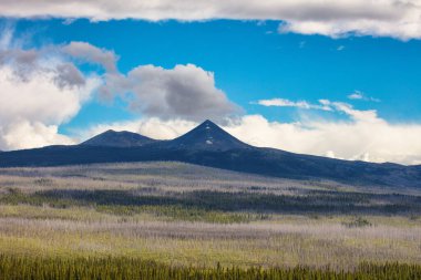 Banff Ulusal Parkı, Kanada 'nın ilk ulusal parkı, 1885 yılında kuruldu ve Kuzey Amerika kıtasının en yüksek dağları arasında yer alan bir dizi buzullar, buzullar, buz tabakaları, buzullar ve alp otlakları yer alıyor..
