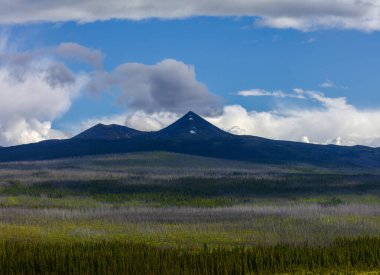 Banff Ulusal Parkı, Kanada 'nın ilk ulusal parkı, 1885 yılında kuruldu ve Kuzey Amerika kıtasının en yüksek dağları arasında yer alan bir dizi buzullar, buzullar, buz tabakaları, buzullar ve alp otlakları yer alıyor..