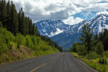 Banff Ulusal Parkı, Kanada 'nın ilk ulusal parkı, 1885 yılında kuruldu ve Kuzey Amerika kıtasının en yüksek dağları arasında yer alan bir dizi buzullar, buzullar, buz tabakaları, buzullar ve alp otlakları yer alıyor..