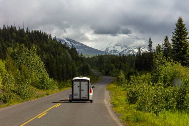 Banff Ulusal Parkı, Kanada 'nın ilk ulusal parkı, 1885 yılında kuruldu ve Kuzey Amerika kıtasının en yüksek dağları arasında yer alan bir dizi buzullar, buzullar, buz tabakaları, buzullar ve alp otlakları yer alıyor..
