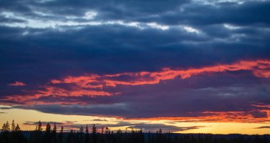 Banff Ulusal Parkı, Kanada 'nın ilk ulusal parkı, 1885 yılında kuruldu ve Kuzey Amerika kıtasının en yüksek dağları arasında yer alan bir dizi buzullar, buzullar, buz tabakaları, buzullar ve alp otlakları yer alıyor..