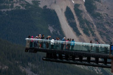 Banff Ulusal Parkı, Kanada 'nın ilk ulusal parkı, 1885 yılında kuruldu ve Kuzey Amerika kıtasının en yüksek dağları arasında yer alan bir dizi buzullar, buzullar, buz tabakaları, buzullar ve alp otlakları yer alıyor..