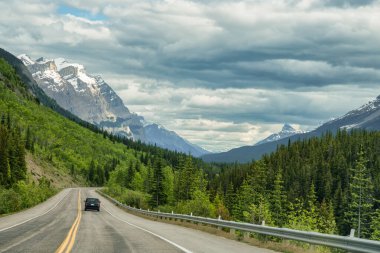 Banff Ulusal Parkı, Kanada 'nın ilk ulusal parkı, 1885 yılında kuruldu ve Kuzey Amerika kıtasının en yüksek dağları arasında yer alan bir dizi buzullar, buzullar, buz tabakaları, buzullar ve alp otlakları yer alıyor..