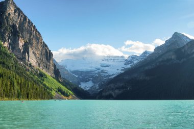 Banff Ulusal Parkı, Kanada 'nın ilk ulusal parkı, 1885 yılında kuruldu ve Kuzey Amerika kıtasının en yüksek dağları arasında yer alan bir dizi buzullar, buzullar, buz tabakaları, buzullar ve alp otlakları yer alıyor..