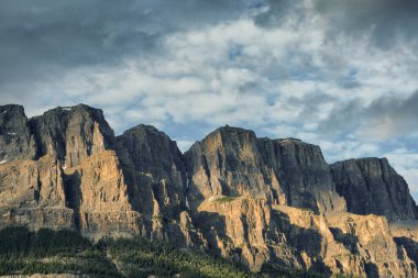 Banff Ulusal Parkı, Kanada 'nın ilk ulusal parkı, 1885 yılında kuruldu ve Kuzey Amerika kıtasının en yüksek dağları arasında yer alan bir dizi buzullar, buzullar, buz tabakaları, buzullar ve alp otlakları yer alıyor..
