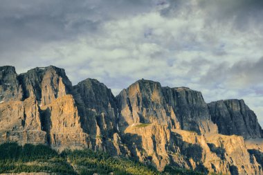 Banff Ulusal Parkı, Kanada 'nın ilk ulusal parkı, 1885 yılında kuruldu ve Kuzey Amerika kıtasının en yüksek dağları arasında yer alan bir dizi buzullar, buzullar, buz tabakaları, buzullar ve alp otlakları yer alıyor..
