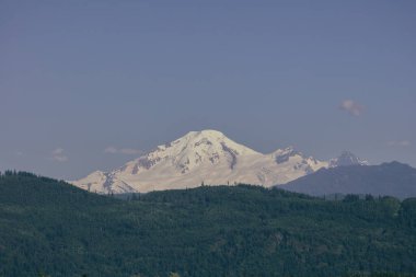 Banff Ulusal Parkı, Kanada 'nın ilk ulusal parkı, 1885 yılında kuruldu ve Kuzey Amerika kıtasının en yüksek dağları arasında yer alan bir dizi buzullar, buzullar, buz tabakaları, buzullar ve alp otlakları yer alıyor..