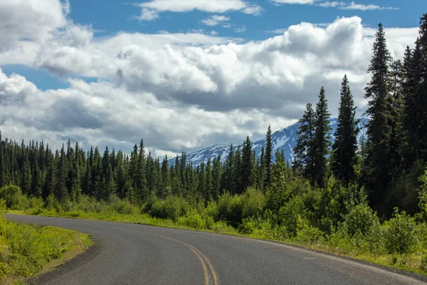 Banff Ulusal Parkı, Kanada 'nın ilk ulusal parkı, 1885 yılında kuruldu ve Kuzey Amerika kıtasının en yüksek dağları arasında yer alan bir dizi buzullar, buzullar, buz tabakaları, buzullar ve alp otlakları yer alıyor..