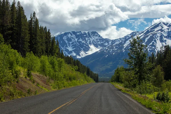 カナダ初の国立公園であるバンフ国立公園は 1885年に設立され 北米大陸で最も高い氷河のピーク 氷河湖 高山草原のシリーズが含まれています — ストック写真